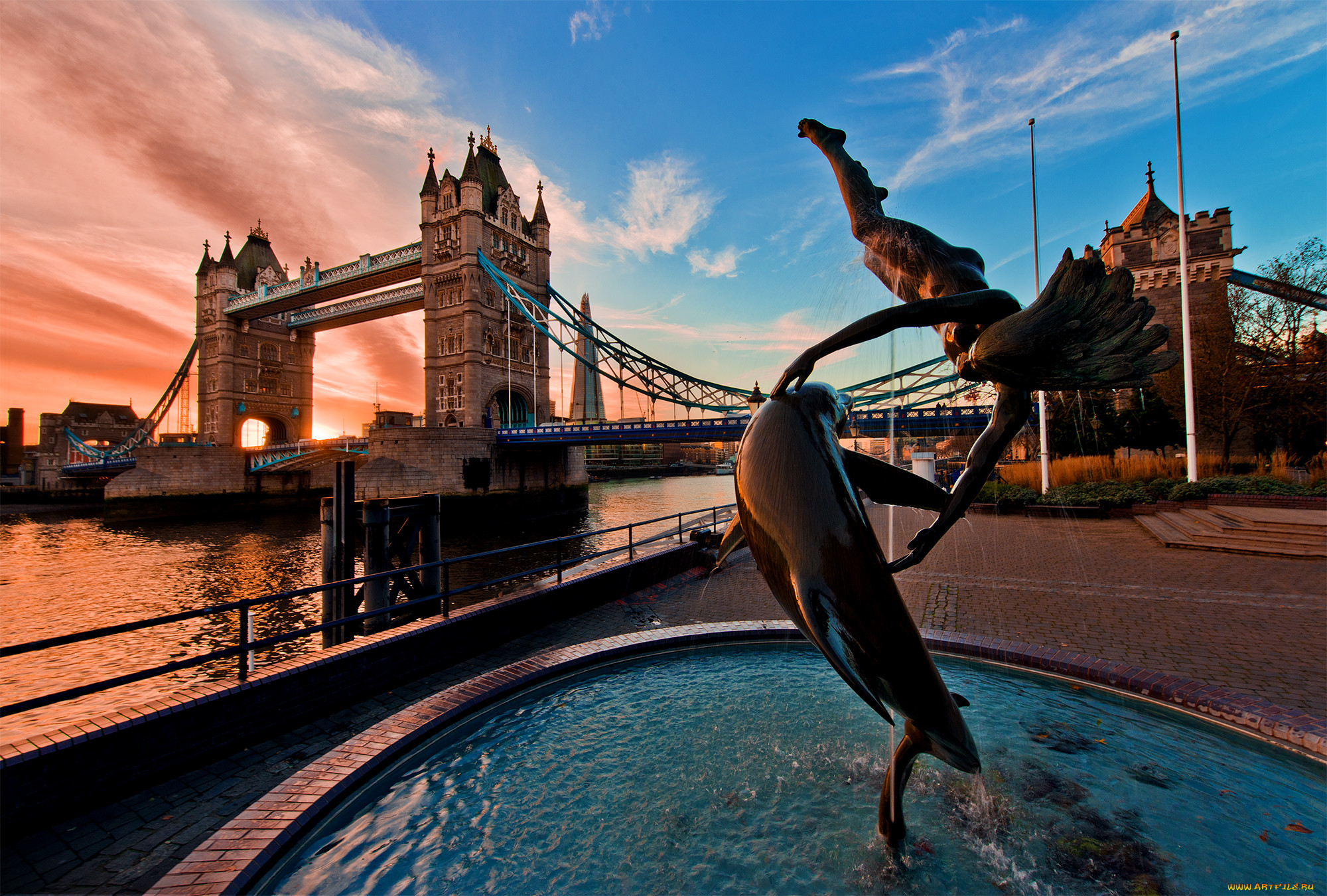 Европа под водой. Тауэрский мост в Лондоне рядом фонтан Дельфин. Тауэрский мост фото. Фонтан девочка с дельфином Лондон. Дельфины мост.